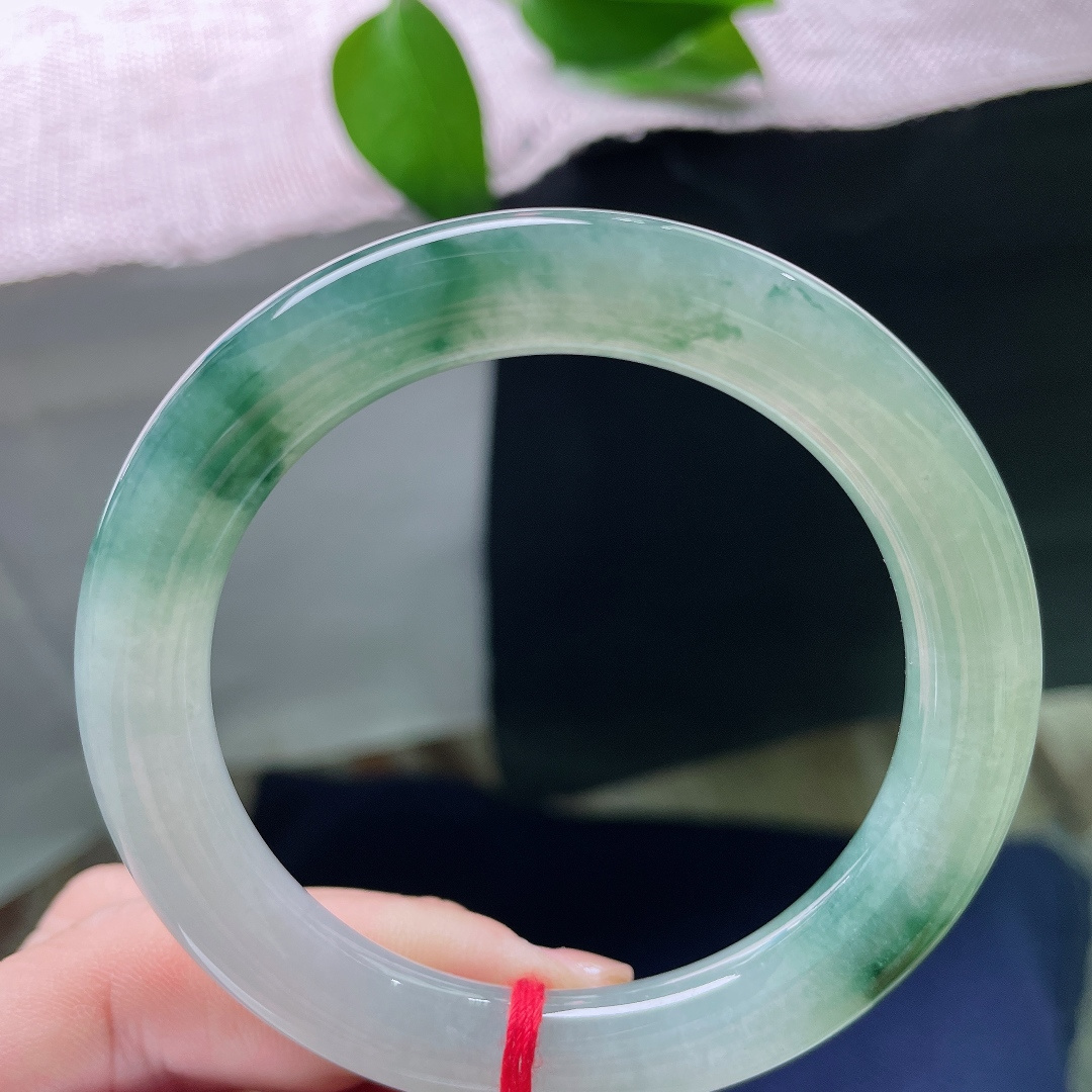 54.3/9.7，飘花圆条，无裂，淡淡翠底晕染随性灵动飘花，镯身水光流转，天然花色勾勒独一份的玉石意