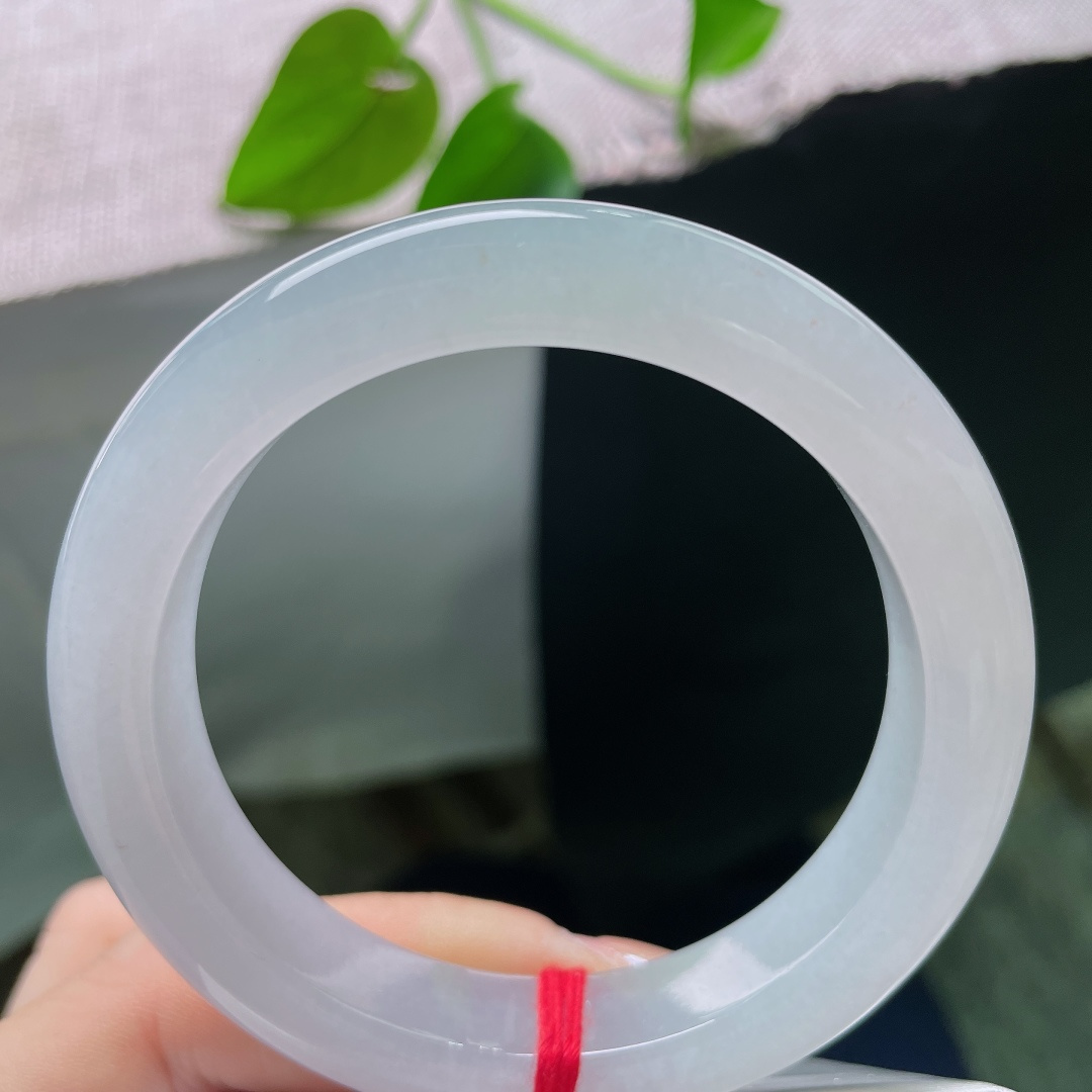 冰白月光正圈，无裂，整支镯如凝霜月华，底色纯净淡雅，种质温润起胶，厚装正圈上手端庄简约大气。ss58