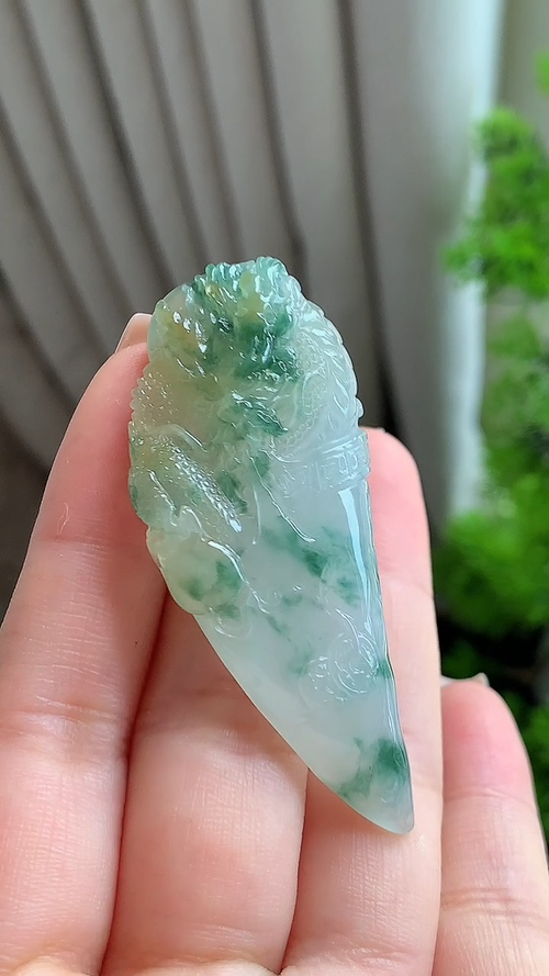 天然翡翠，三彩龙牙无裂，尺寸60.4-24.6-12 xj95