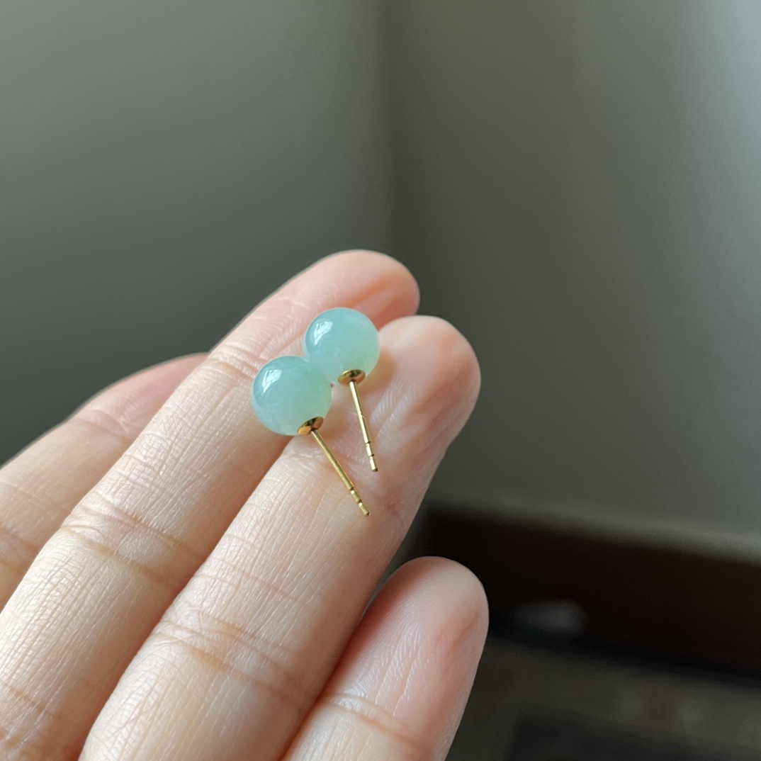 18K金镶冰绿圆珠耳钉，掌上明珠，种水好，正圆，无裂，尺寸8.5