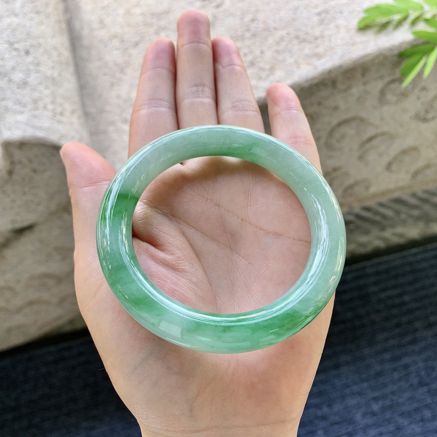 圆条54 55，细糯飘绿，水润，种老，细腻，打灯有棉线