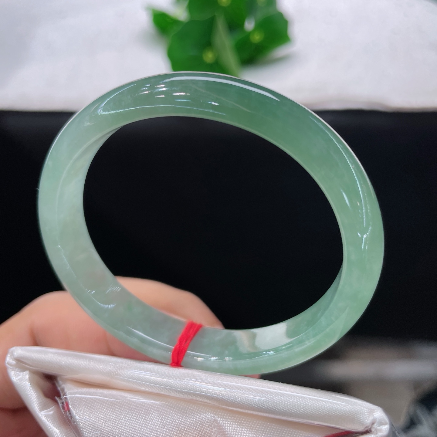 天然翡翠手镯 圈口55.1/10.3/6.8，冰油晴水贵妃，53/54正圈可戴，一汪晴水绿，岁月皆温润，无裂