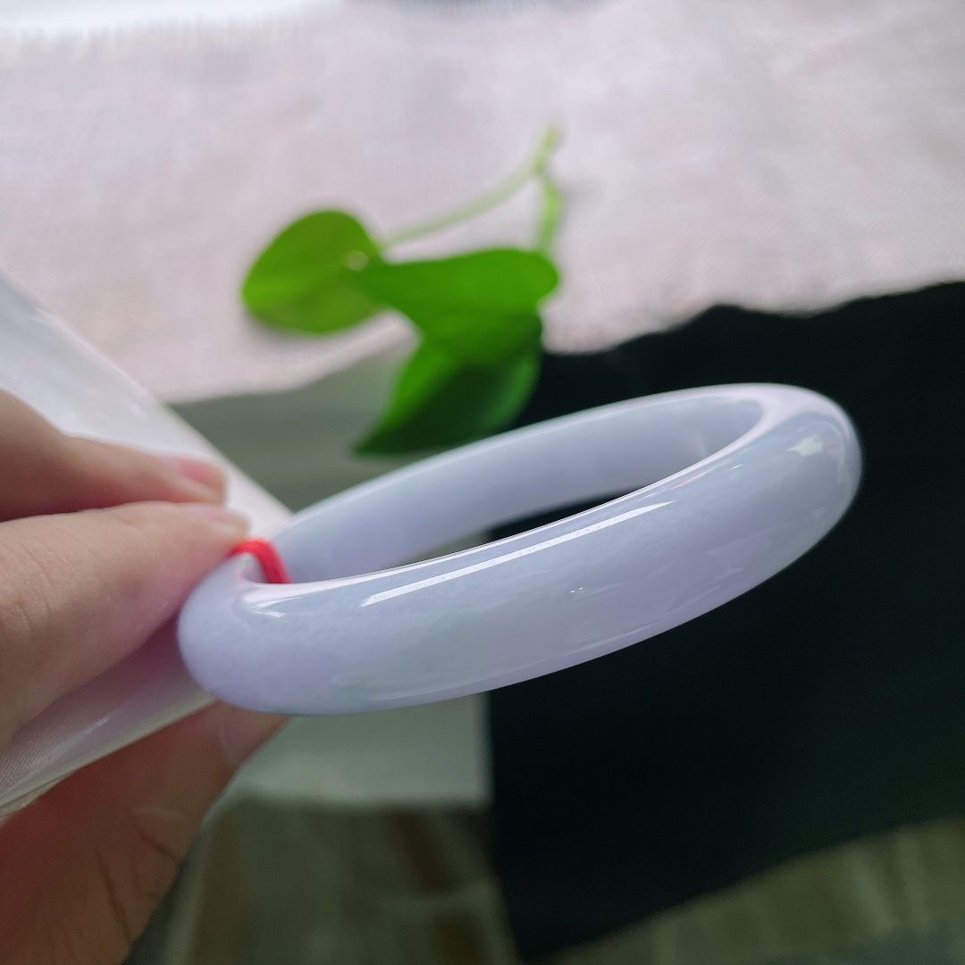 冰蓝正圈，无裂，淡雅春彩底色，紫韵朦胧，浅浅绿意悄悄点缀镯身。ss51486a