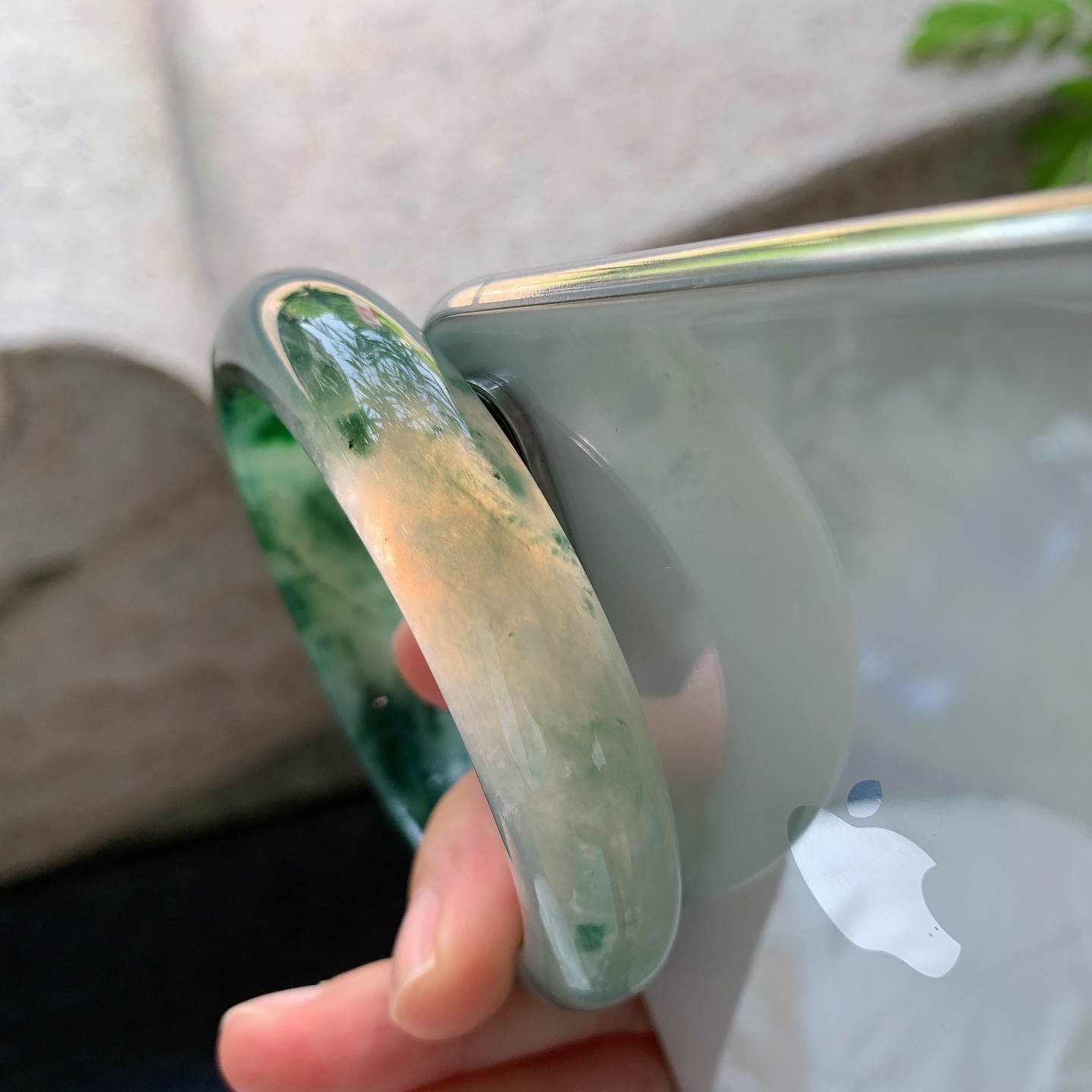 正圈56 57【圈口】57/13.2/8.6【编码】WW091021【描述】糯冰飘绿花，水润，种老，细腻，打灯有絮线