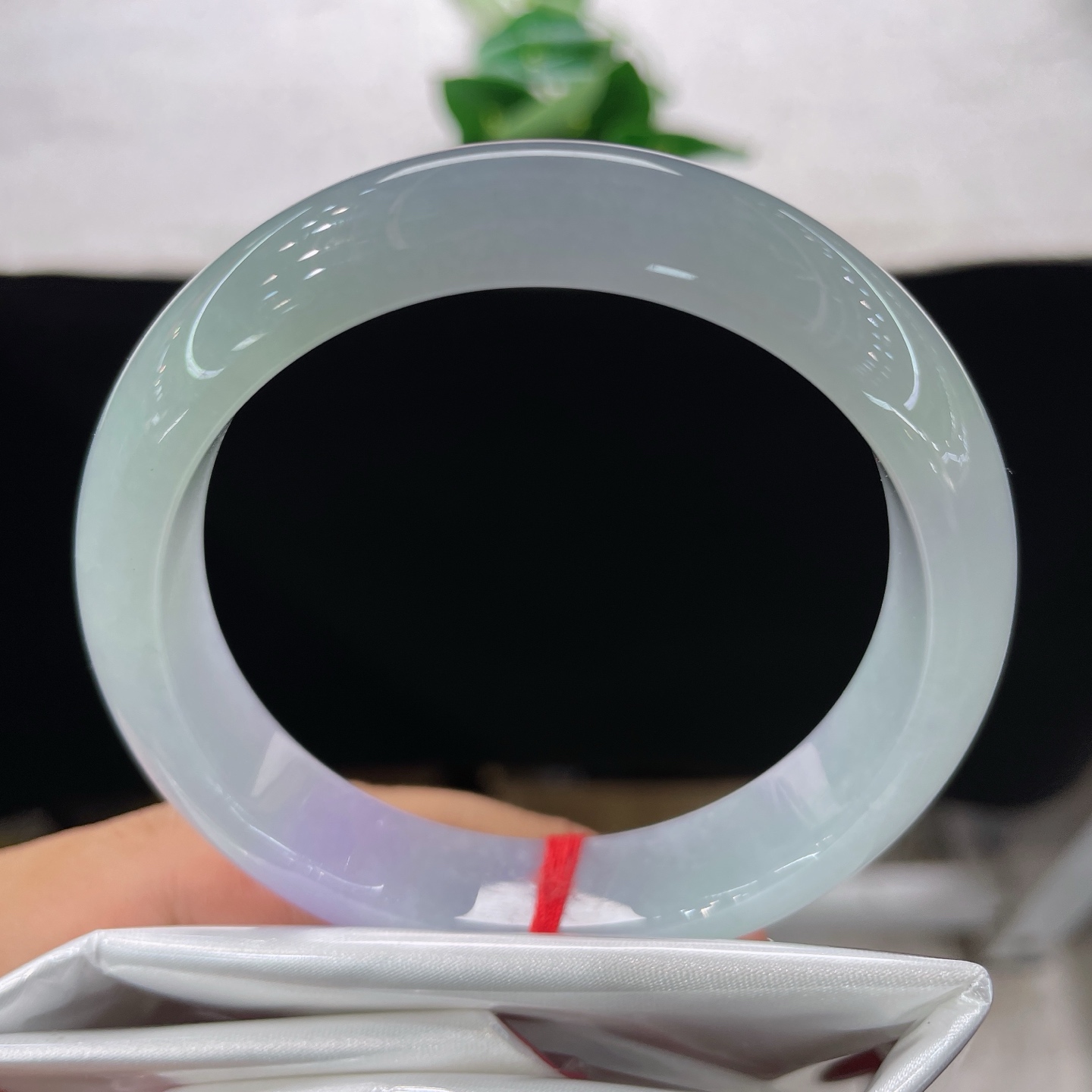圈口58.3/13.4/8.0，冰春彩正圈，57/58可戴，玉分两色，紫雾凝云，晴水生柔。无裂