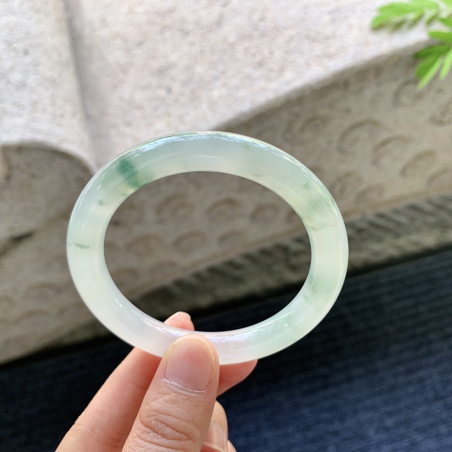 圆条52 53【圈口】53.8/9.2/9【编码】Y011103-1糯冰飘花，水润，种老，细腻，无裂