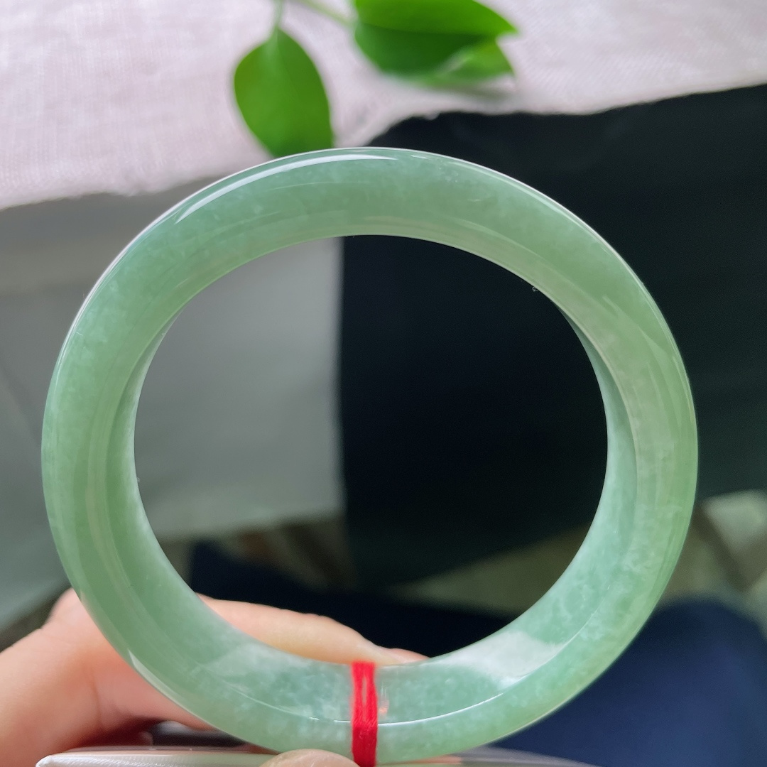 56.5/12.3/8.2，绿底正圈，无裂，整镯泛着幽幽湖绿柔光，种质细腻温润，没有繁杂花色，简约之