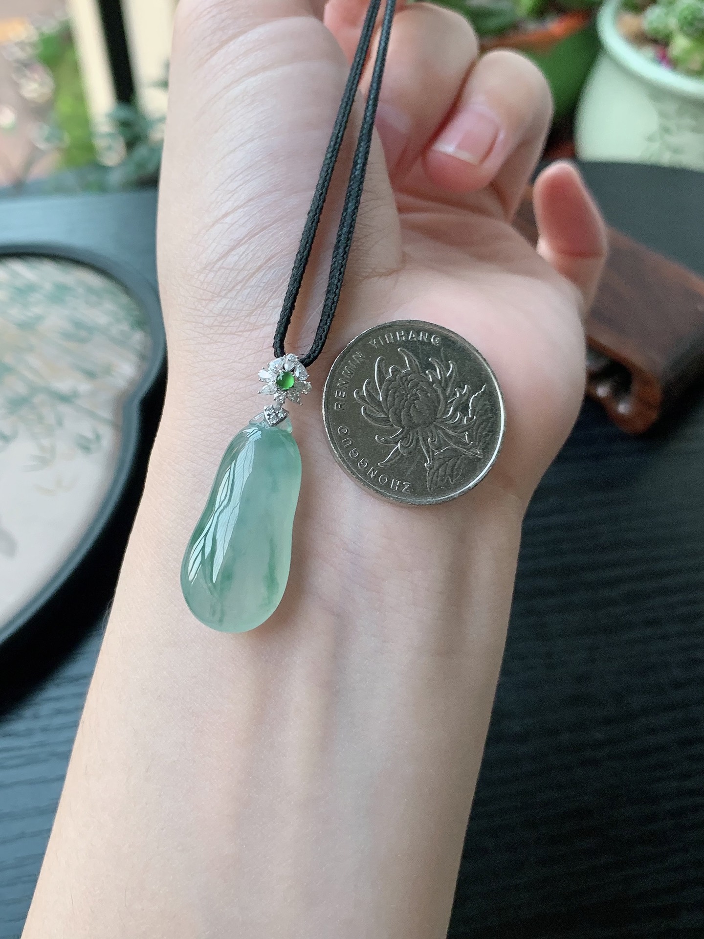 18k金镶嵌老坑冰种胶感飘蓝花福瓜吊坠