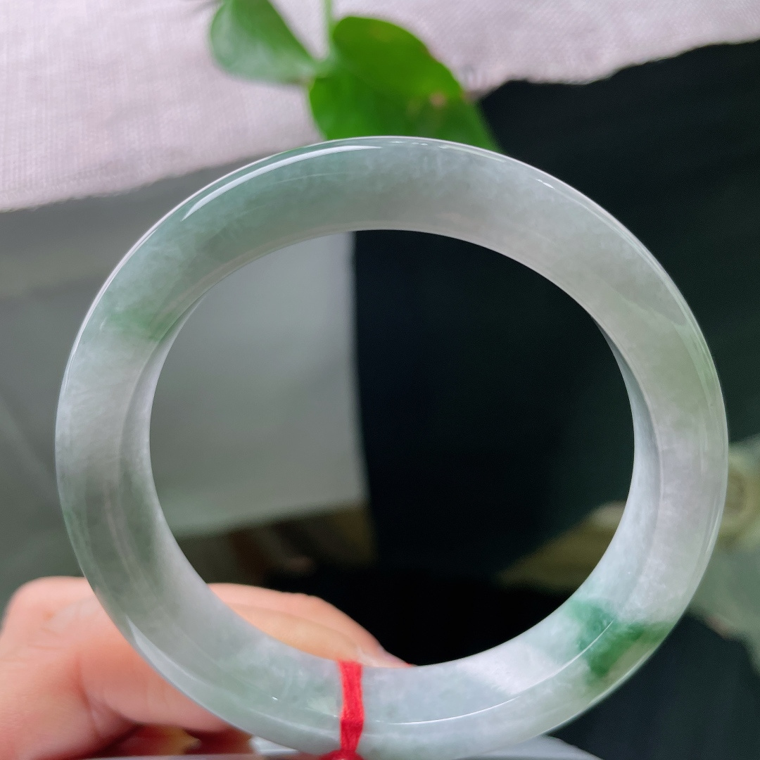 57.3/11.5/8.5，飘花正圈，晶体纹，底色清透带朦胧雾感，天然花色自成诗意，温润玉质衬得气质清雅内敛，ss56100a