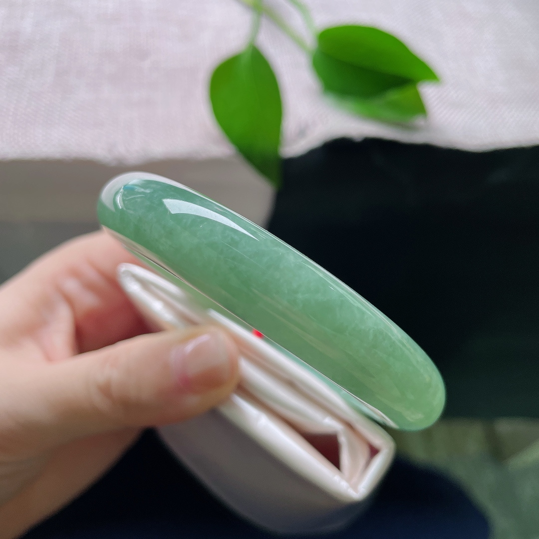 56.4/12.3/8.4，绿底正圈，一点皮纹，整圈匀净的油润绿调，好似一汪不兴波澜的绿潭，色调均匀，观感平和舒展。ss58276a
