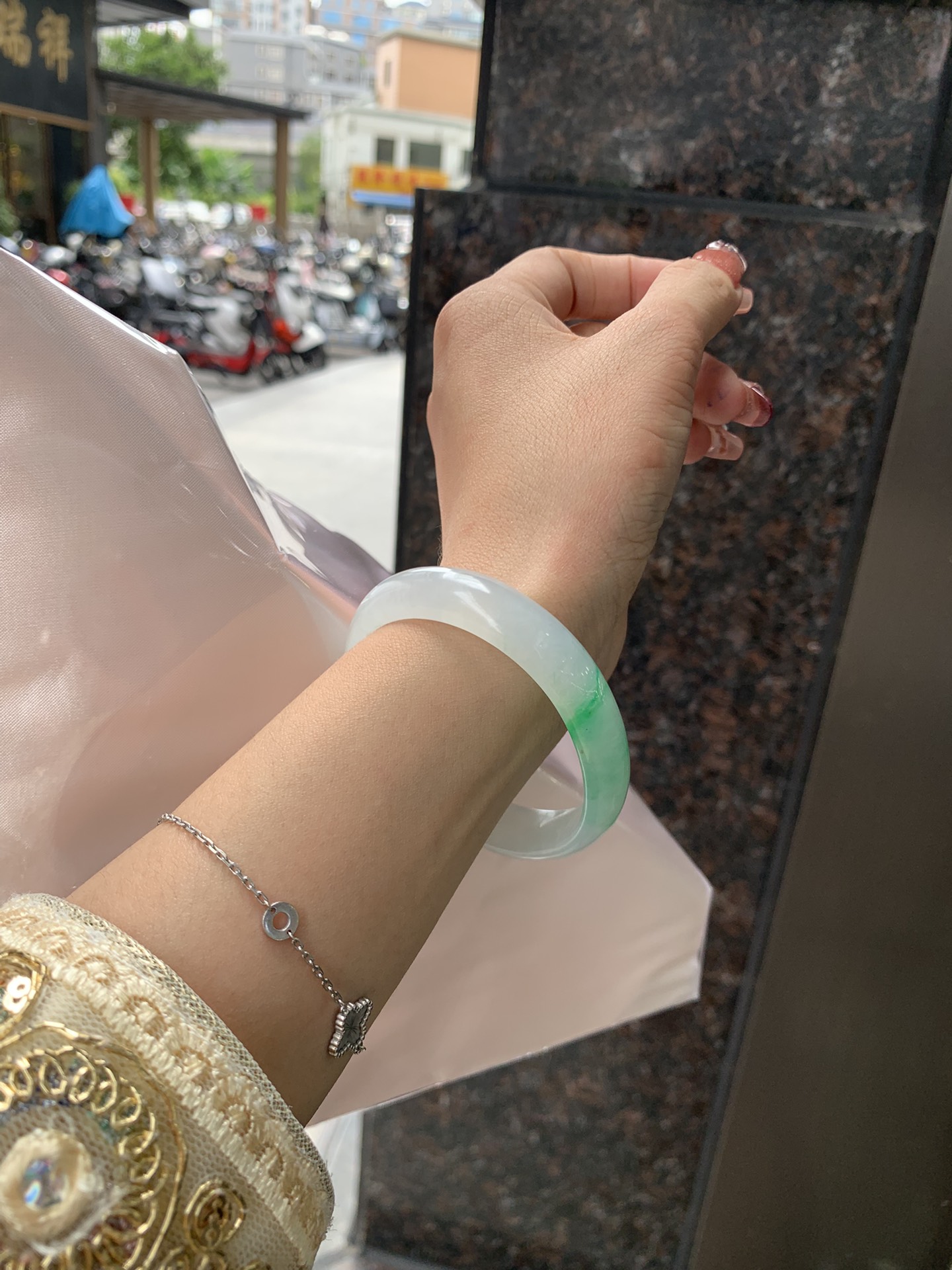 冰阳绿花贵妃, 0923-X755, 打灯小细纹，底妆冰润，几抹阳绿花色像春芽，从水润如晨露的底子蹦跳而出，将春日的灵动生机凝于手镯中，戴上她，清水芙蓉般的清新感自然晕染，每一次抬手，都似把盎然绿意融入生活。