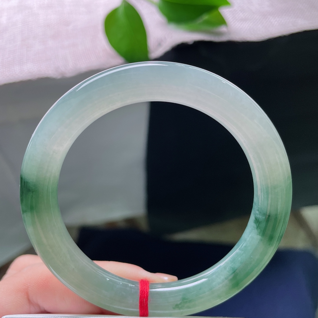 54.3/9.7，飘花圆条，无裂，淡淡翠底晕染随性灵动飘花，镯身水光流转，天然花色勾勒独一份的玉石意境美。ss58219a