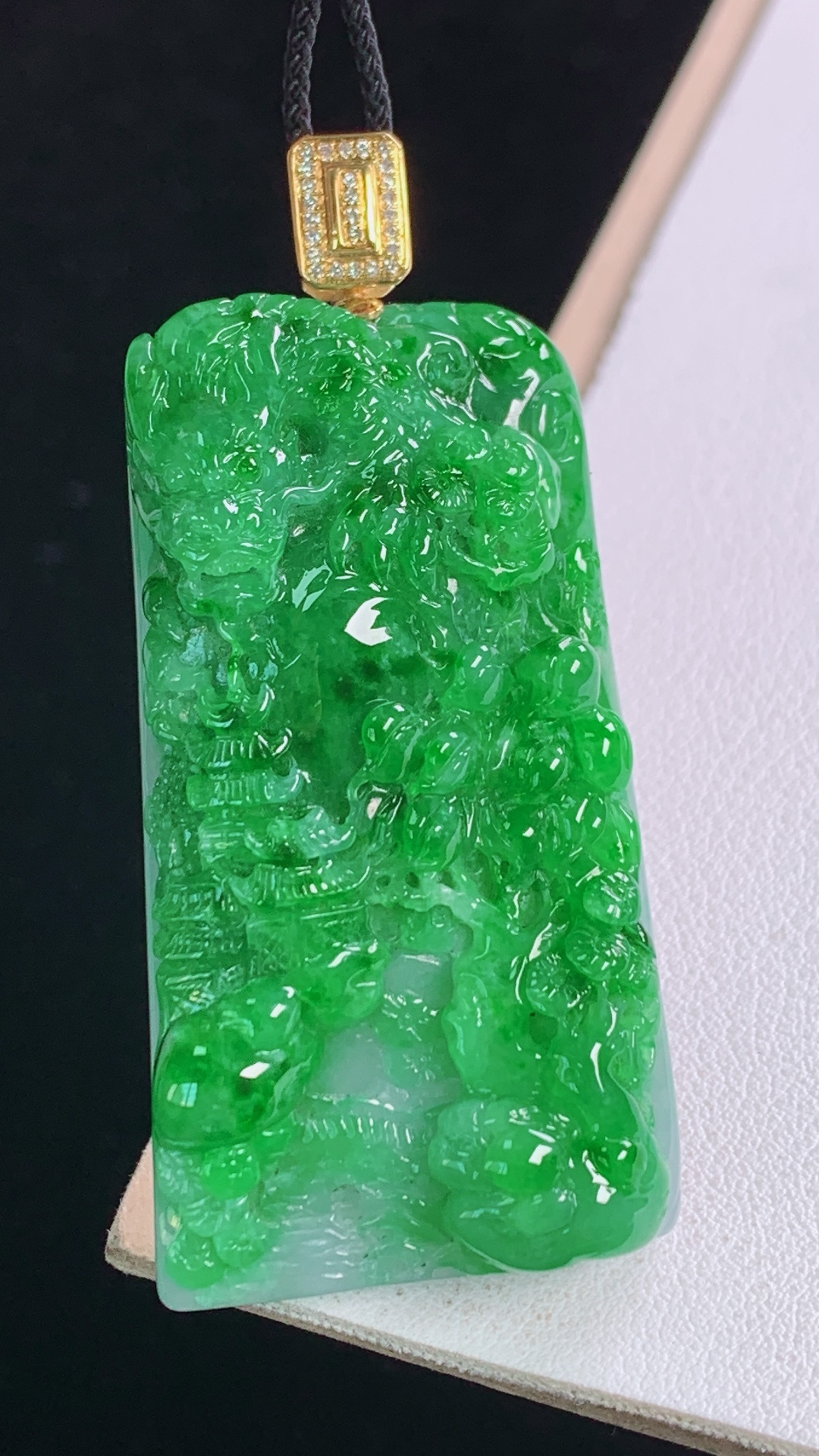 阳绿山水龙牌吊坠，18K真金真钻，色泽浓郁，雕工精湛，霸气，无裂，尺寸:58.9-49.9-26.9-13.9mm 6