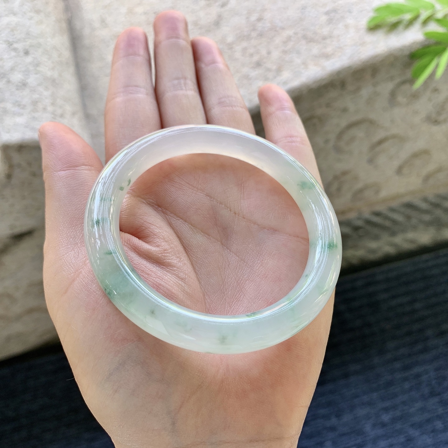 圆条52 53【圈口】53.8/9.2/9【编码】Y011103-1糯冰飘花，水润，种老，细腻，无裂
