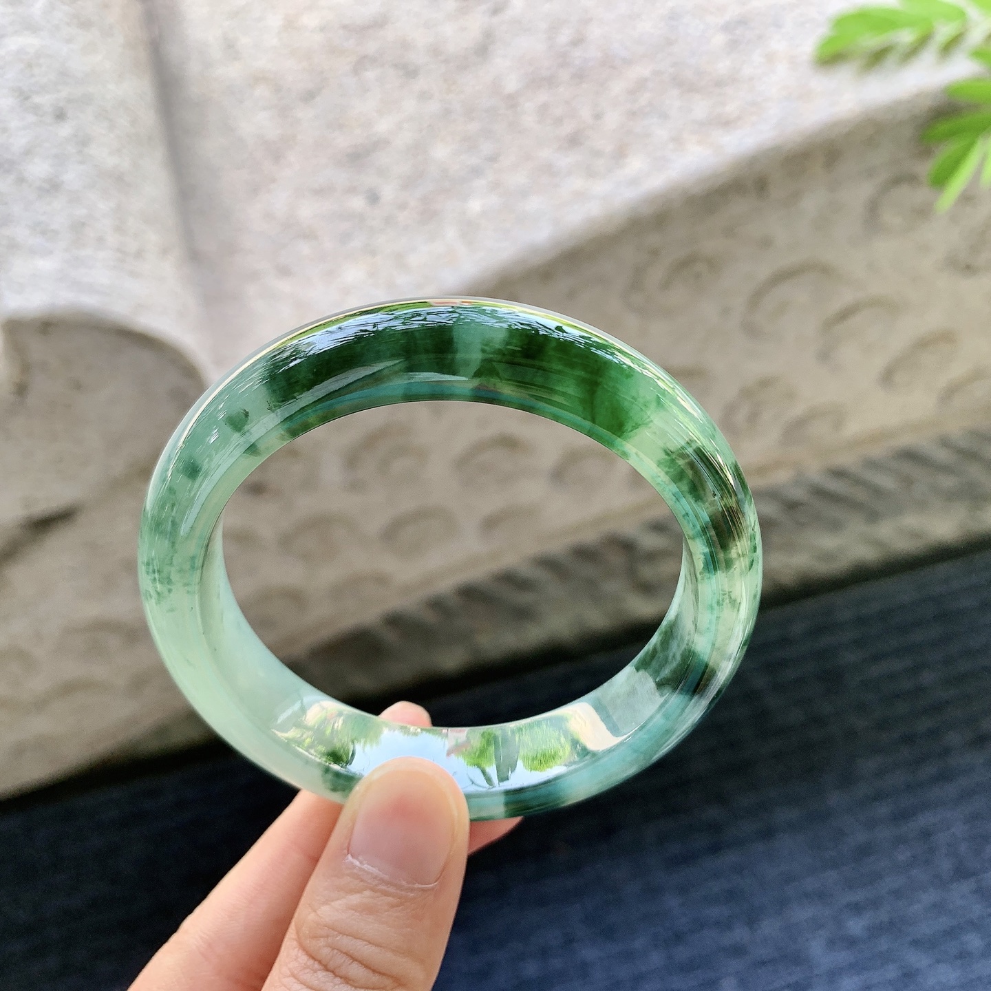 正圈56 57【圈口】57/13.2/8.6【编码】WW091021【描述】糯冰飘绿花，水润，种老，细腻，打灯有絮线