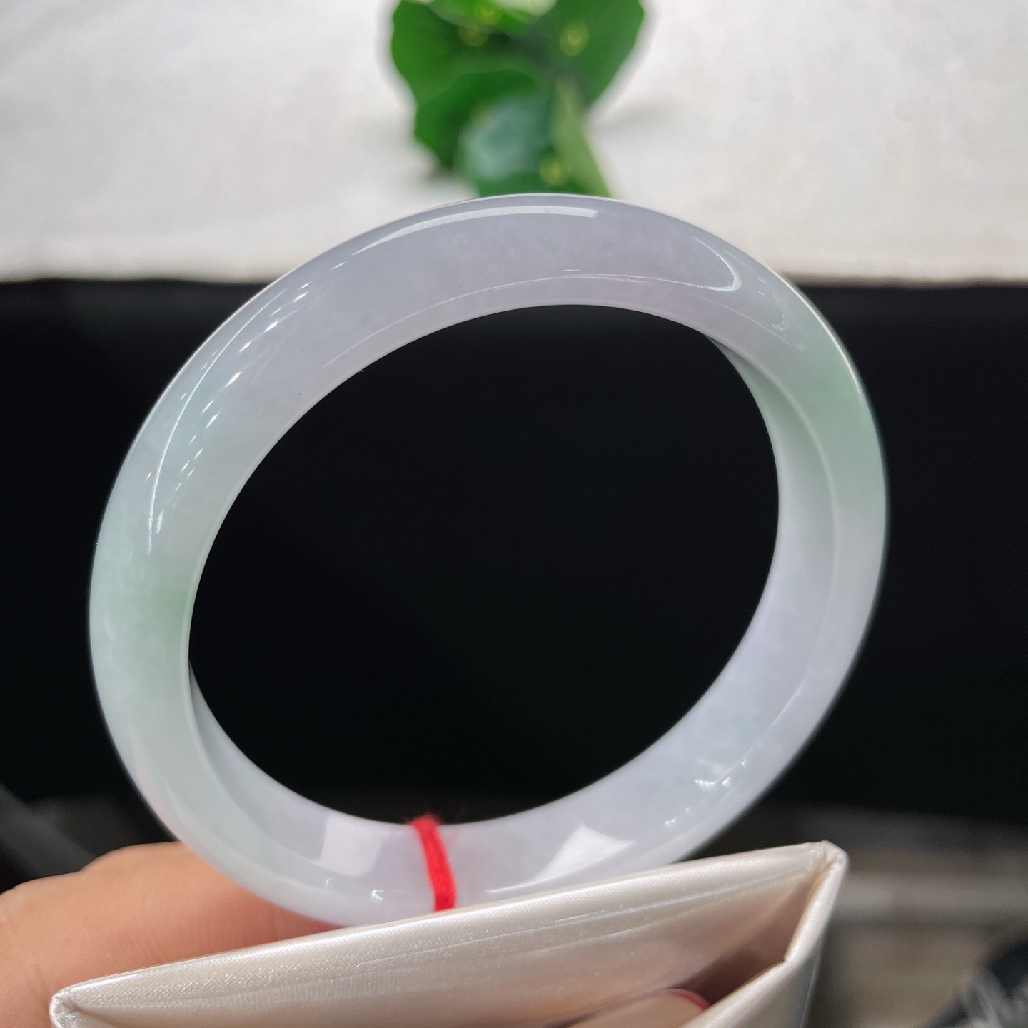 天然翡翠手镯 圈口61/12.5/7.8，淡春彩正圈，60/61可戴，素玉凝霜，浅翠藏清。无裂