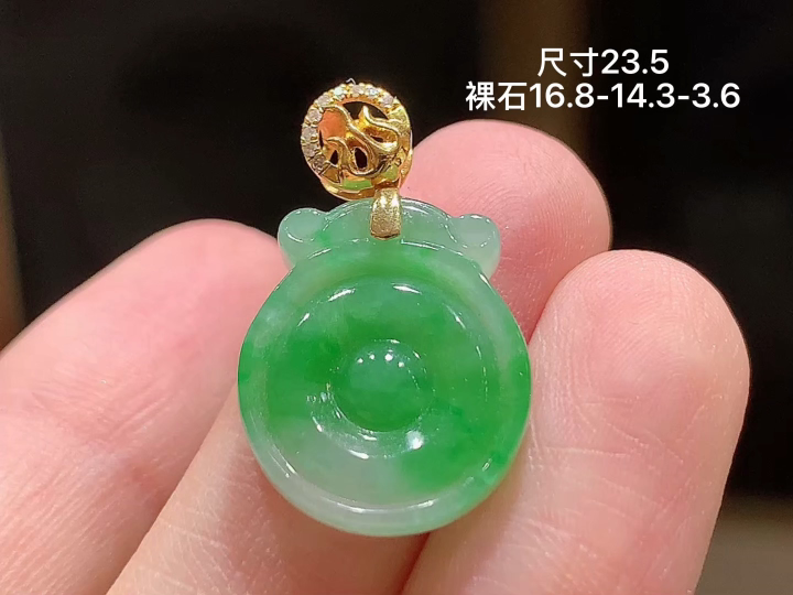 18K 冰飘绿仿古牌吊坠 无裂 尺寸，16.8-14.3-3.6