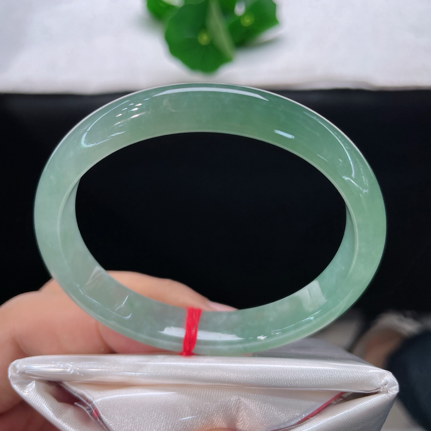 天然翡翠手镯 圈口55.1/10.3/6.8，冰油晴水贵妃，53/54正圈可戴，一汪晴水绿，岁月皆温