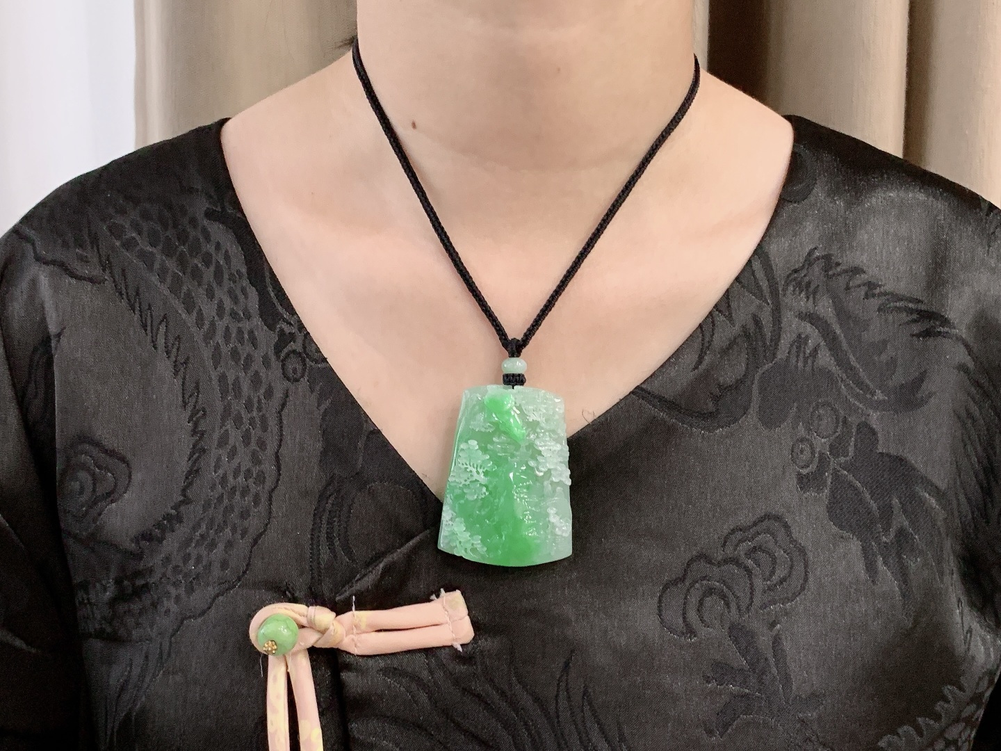 【裸石】冰阳绿大山水牌吊坠【说明】缅料  性比高  超厚【尺寸】51.2-38-12.7【重量】45.5克