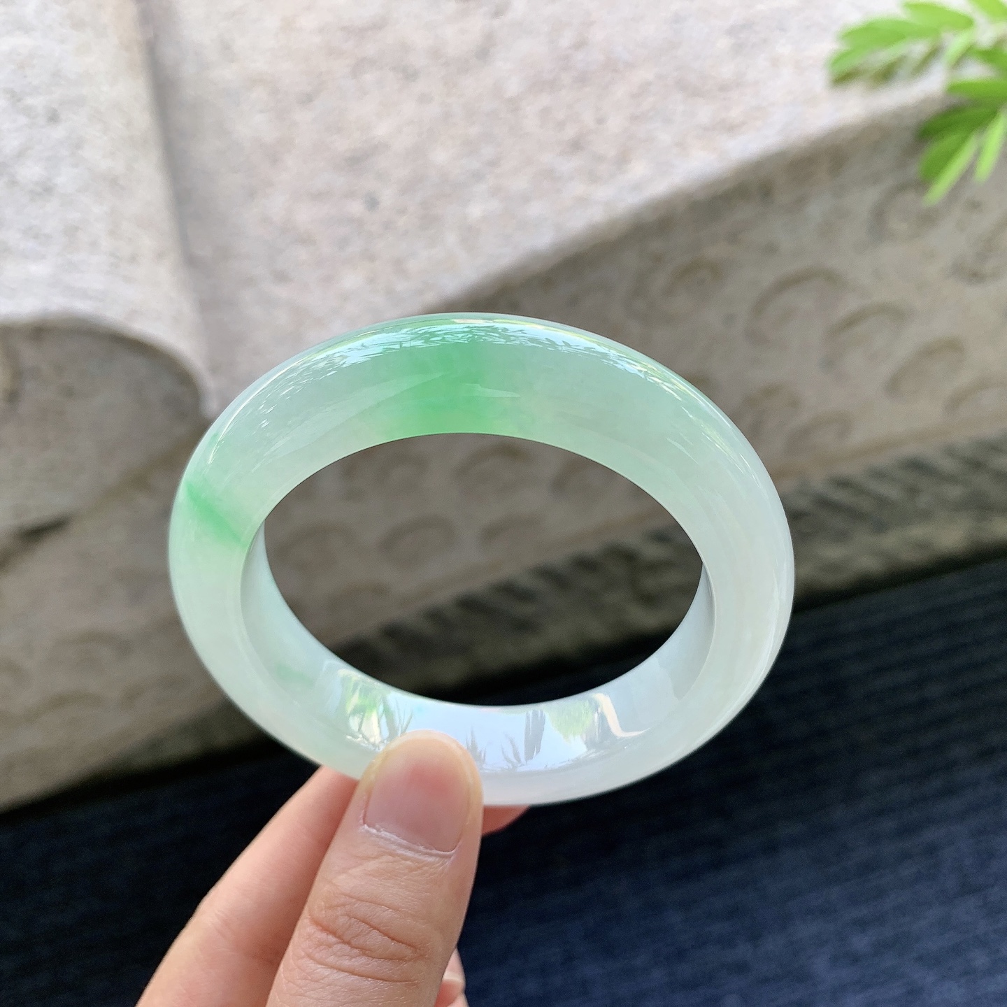 正圈53 54，冰糯飘绿，水润，种老，细腻，打灯有絮线