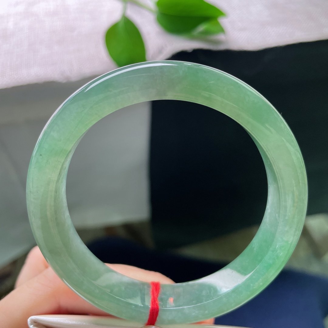 湖水绿正圈，冰润种老，婉间生辉，贵气，大方，皮纹，57886a
