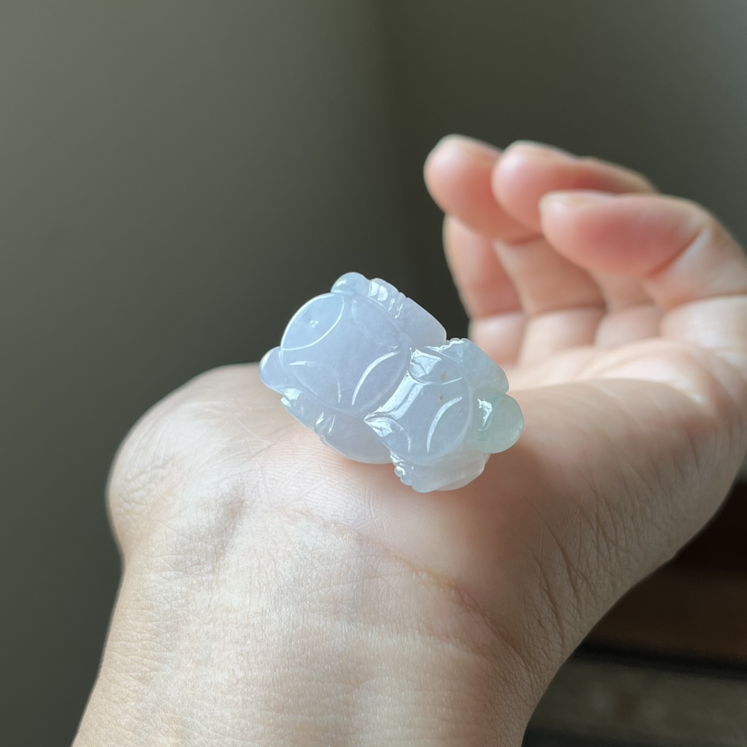 冰紫三彩抱财童子，招财进宝，种水好，无裂，尺寸32.1×20×17