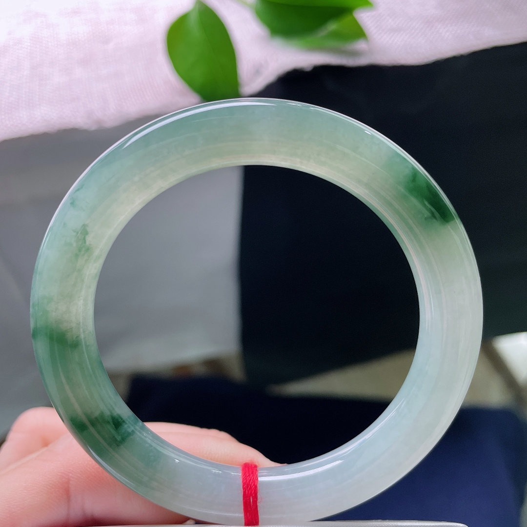 54.3/9.7，飘花圆条，无裂，淡淡翠底晕染随性灵动飘花，镯身水光流转，天然花色勾勒独一份的玉石意境美。ss58219a