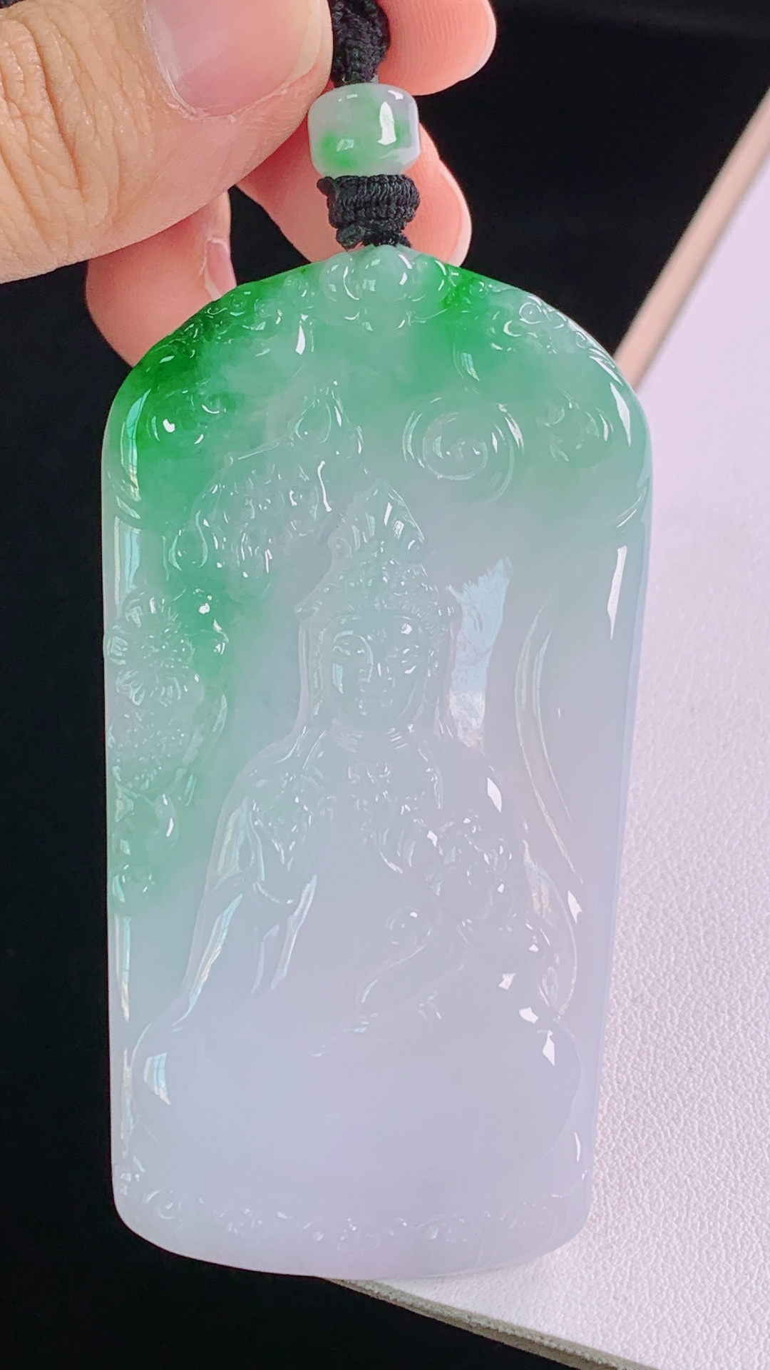 冰飘绿观音，翠色灵动，水润细腻，无裂