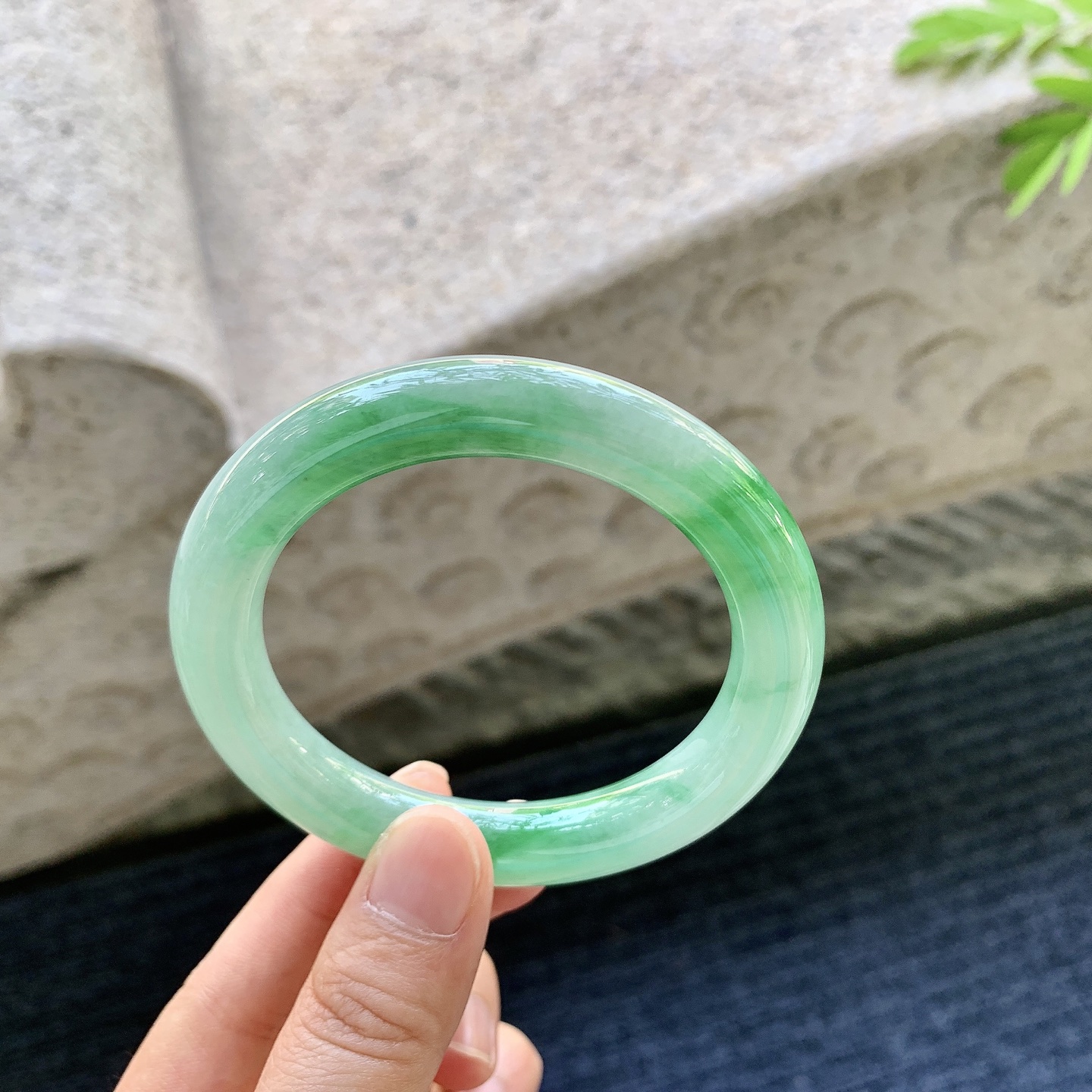 圆条54 55，细糯飘绿，水润，种老，细腻，打灯有棉线