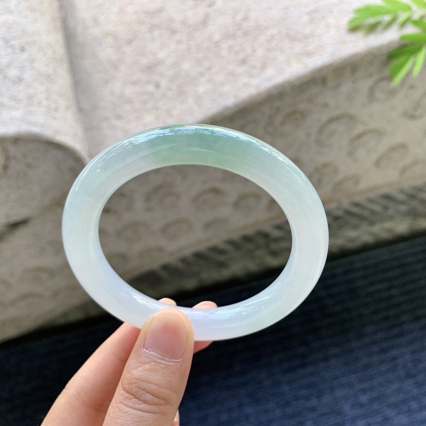 圆条54 55【圈口】55/9.8/9.5【编码】AD091001【描述】糯冰飘绿，水润，种老，细腻，无裂