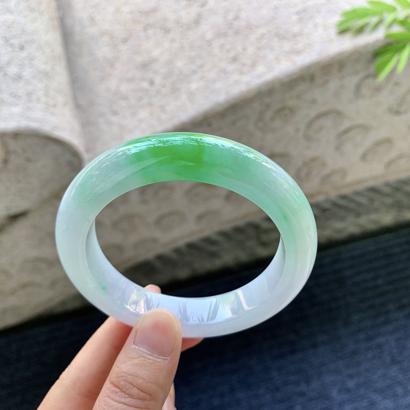 正圈56 57【圈口】57/12.8/10【编码】G9091034【描述】糯冰飘辣绿，水润，种老，细腻，打灯有棉线