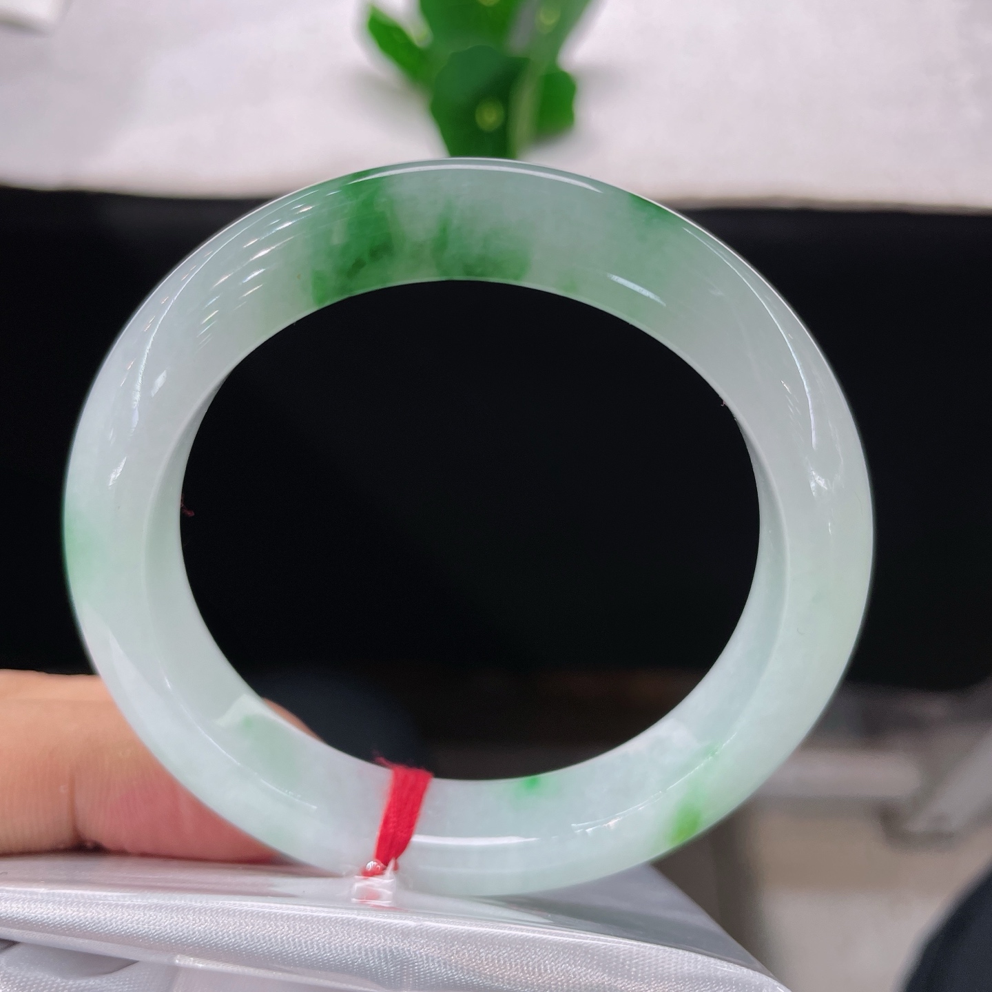 天然翡翠手镯 圈口56/11.6/8.9，白底飘绿花正圈，55/56可戴，翠色漫染玉肌，清辉绕腕。一