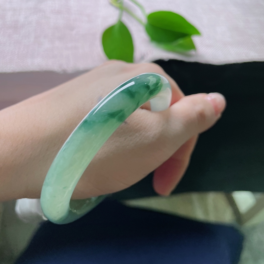 54.3/9.7，飘花圆条，无裂，淡淡翠底晕染随性灵动飘花，镯身水光流转，天然花色勾勒独一份的玉石意境美。ss58219a