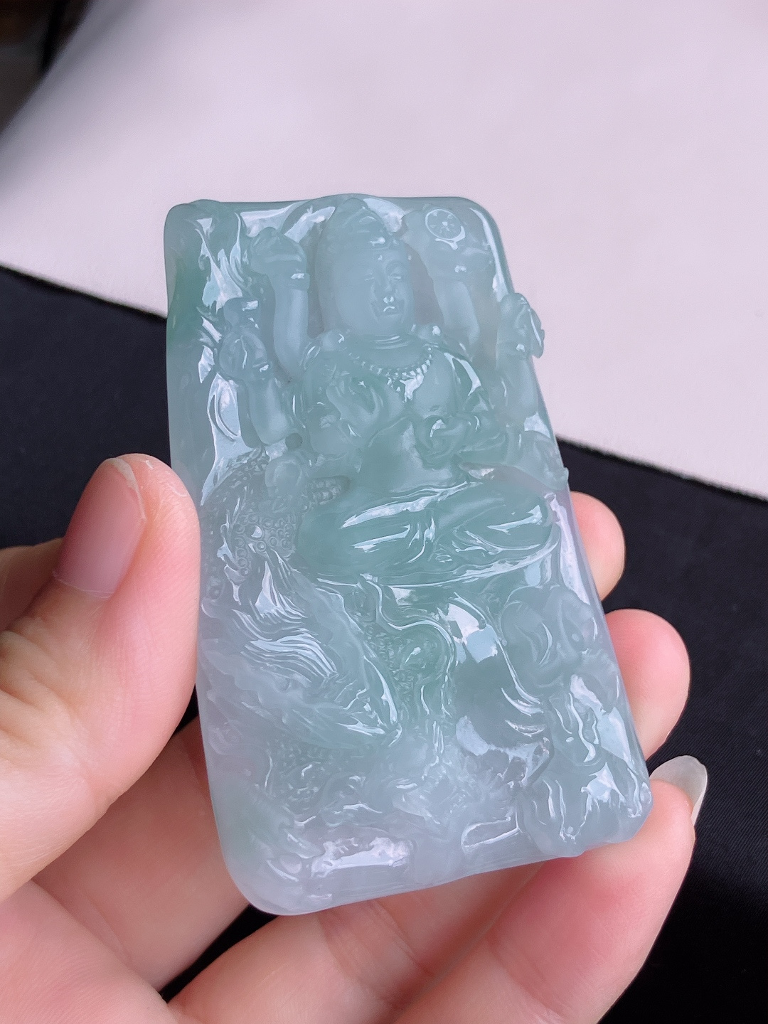 底色千手观音，晶莹剔透，饱满大气，尺寸70.6/44/10/自然光实拍