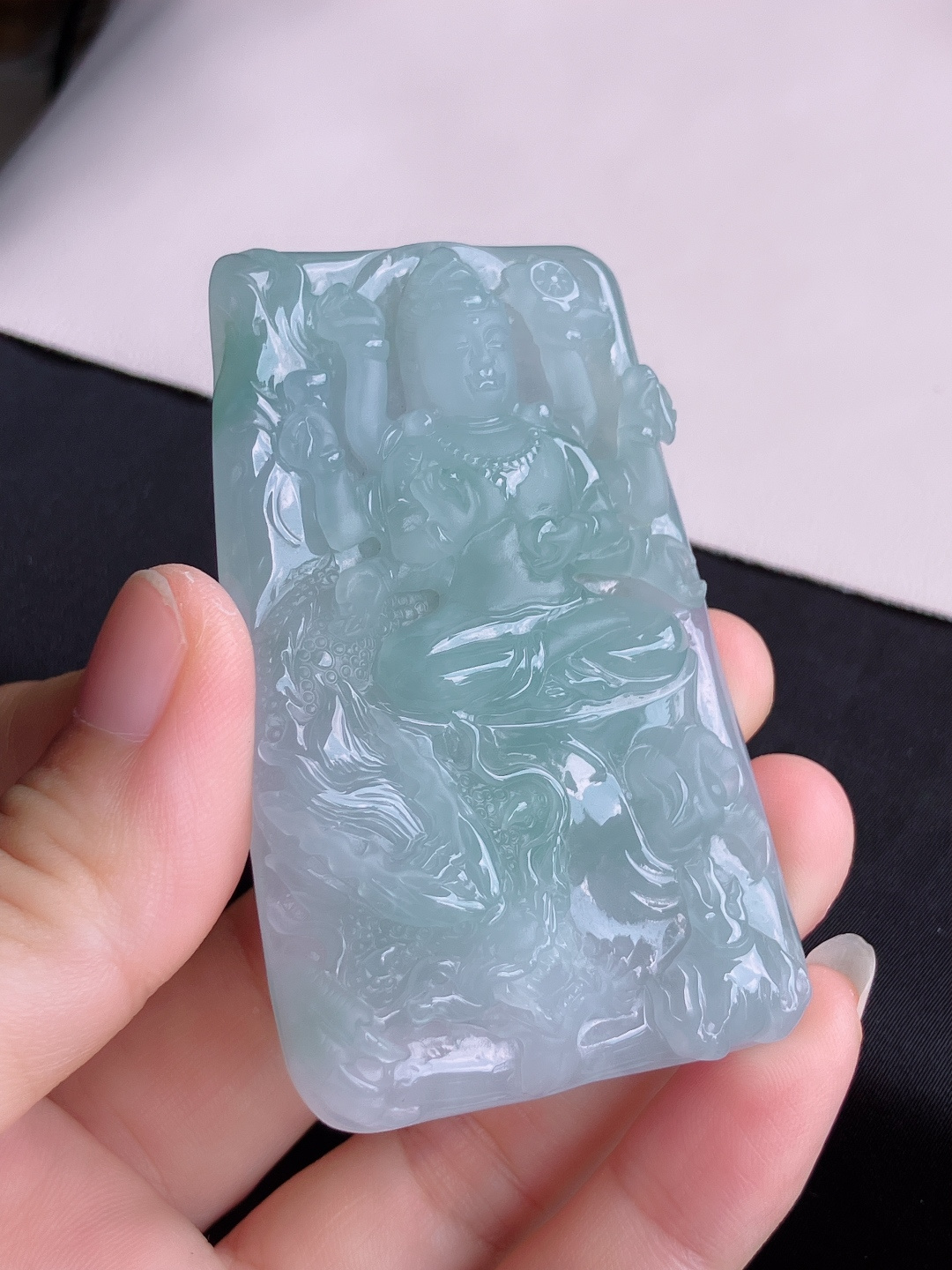 底色千手观音，晶莹剔透，饱满大气，尺寸70.6/44/10/自然光实拍