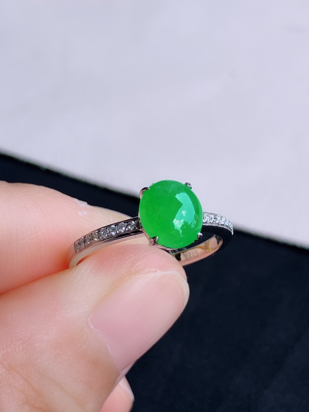 果绿戒指，简约时尚，自然光实拍