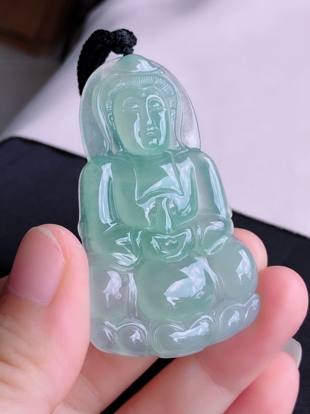 绿底大观音，晶莹剔透，面容慈祥，尺寸60.5/37/6/自然光实拍