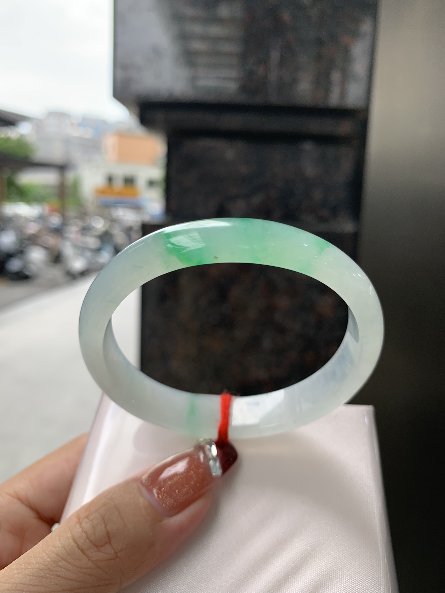 冰阳绿花贵妃, 0923-X755, 打灯小细纹，底妆冰润，几抹阳绿花色像春芽，从水润如晨露的底子蹦跳而出，将春日的灵动生机凝于手镯中，戴上她，清水芙蓉般的清新感自然晕染，每一次抬手，都似把盎然绿意融入生活。