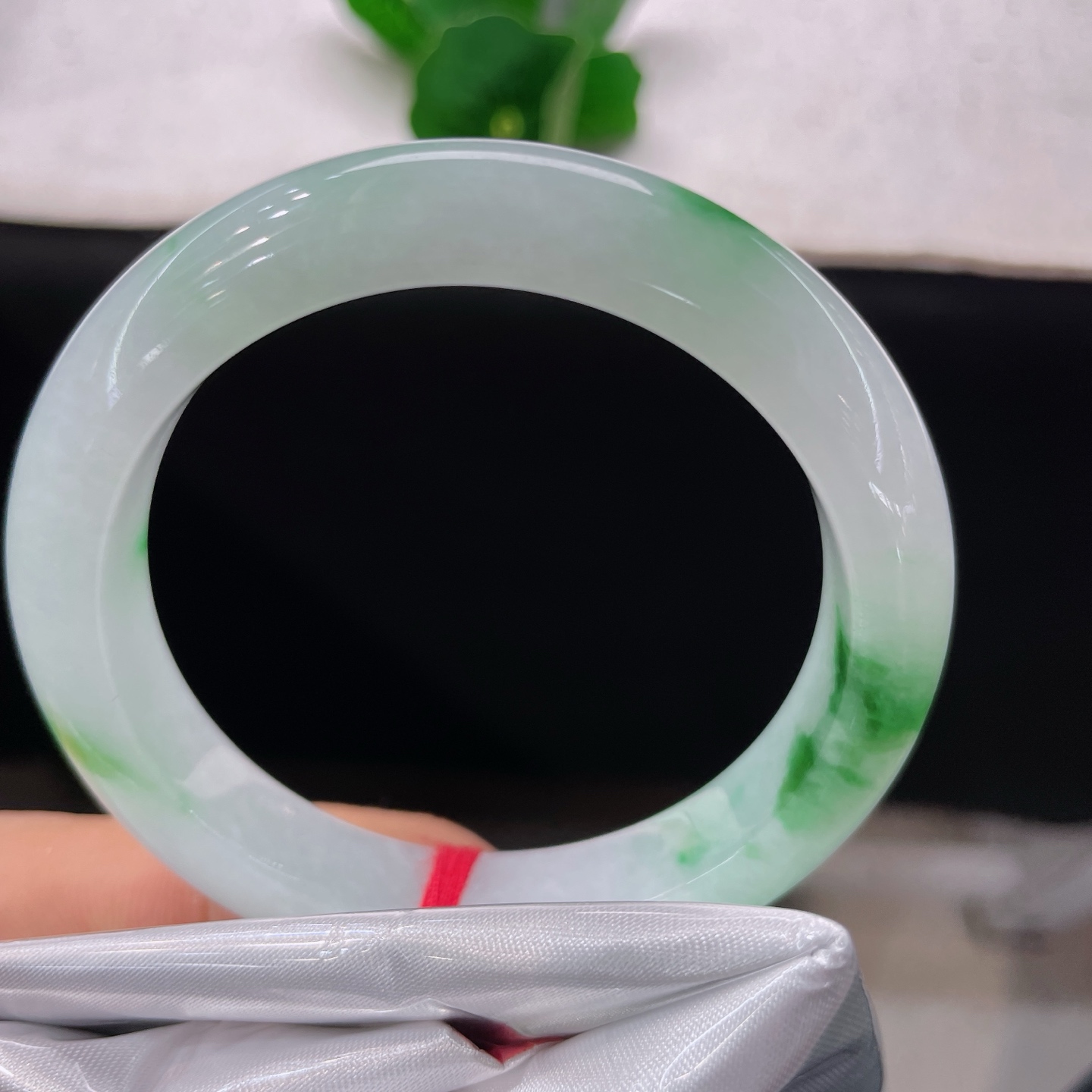 天然翡翠手镯 圈口56/11.6/8.9，白底飘绿花正圈，55/56可戴，翠色漫染玉肌，清辉绕腕。一镯揽尽山间翠意，无裂