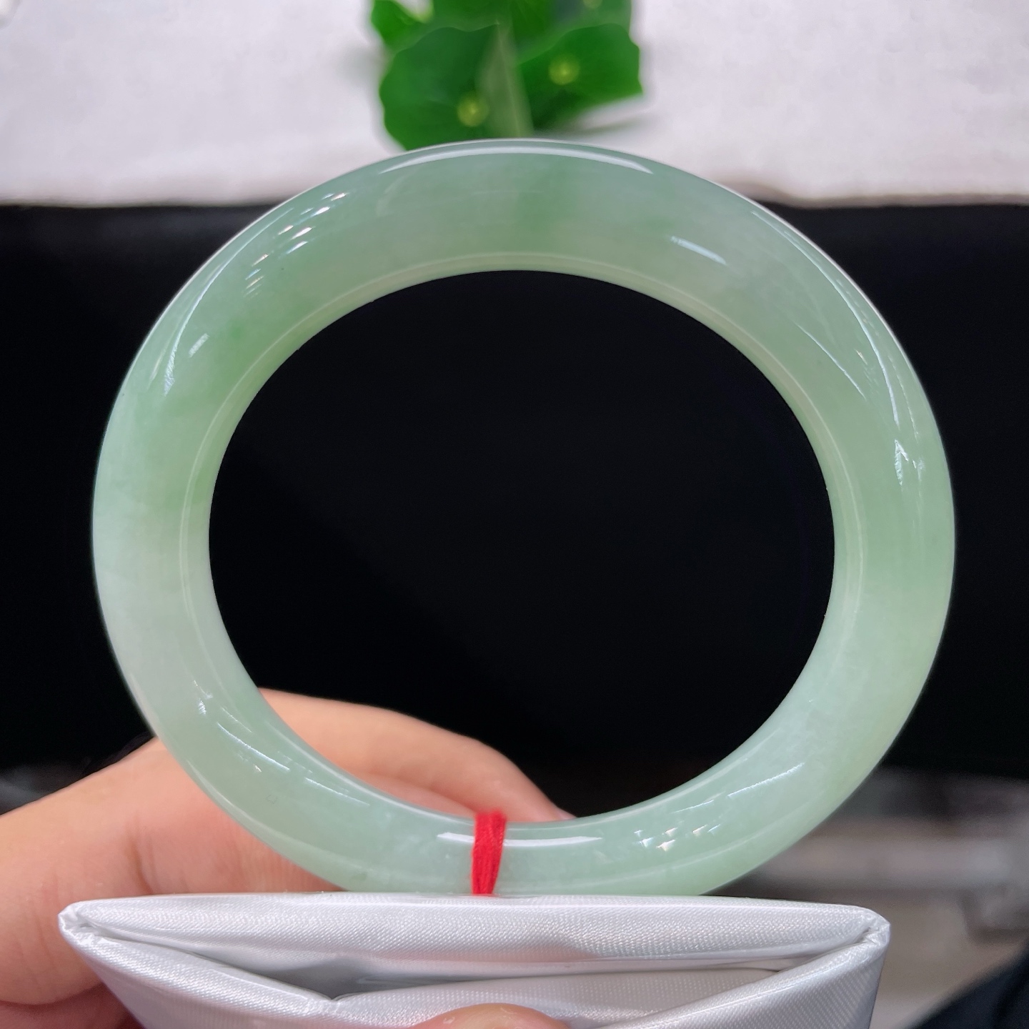 天然翡翠手镯 圈口56.8/9.8，苹果绿圆条57/58正圈可戴，圆条揽浅翠，腕间遇春光，无裂。