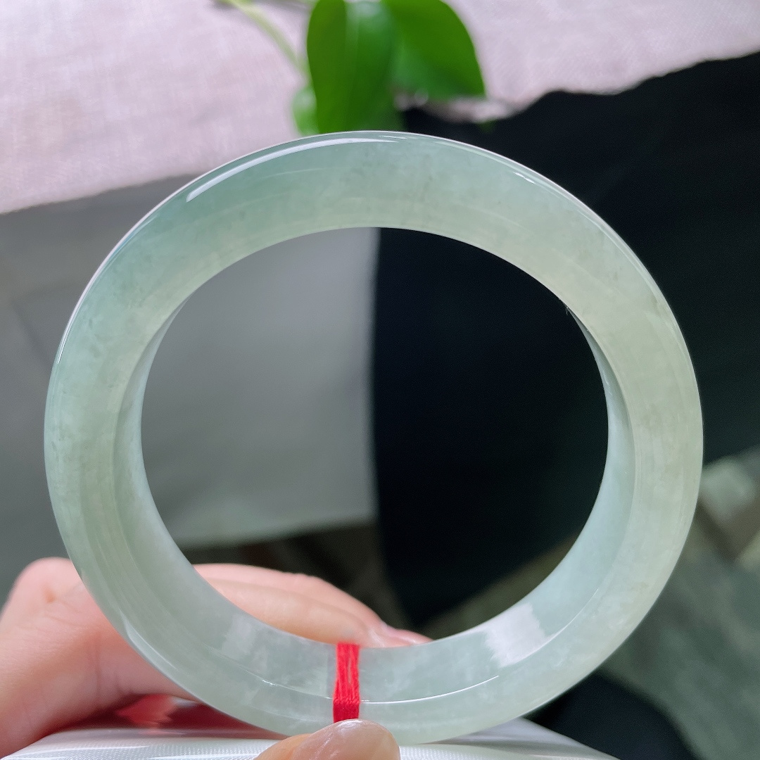 57.7/12.9/9，绿底正圈，一点皮纹，色调均匀舒缓，没有浓烈突兀的色彩，属于越看越有味道的款式