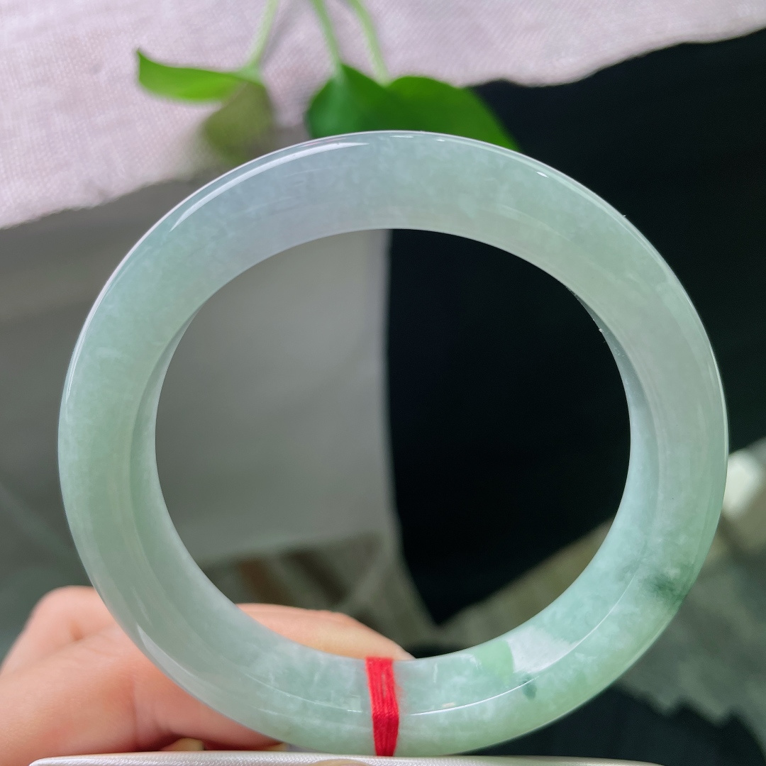 57.8/12.3/9.4，绿底正圈，一点晶体，色调清浅舒服，玉料细腻匀净，简约淡然，流露安静柔和的东方气质。ss56737a