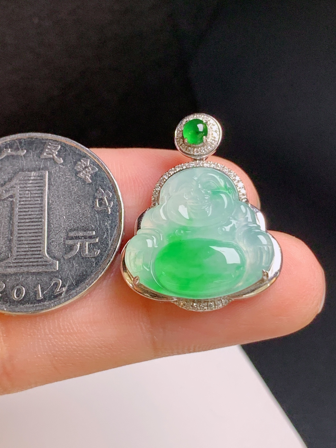 冰飘绿佛公吊坠，翠色明艳，面相喜乐，纳福迎祥