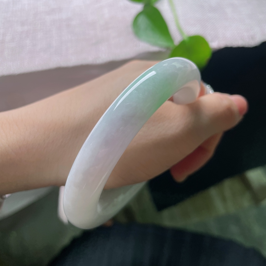 57.1/11.9，飘绿圆条，一点棉线，玉色清雅柔和，仅一处翠色悄然点缀，不张扬夺目，于简约之中流露东方温婉气韵。ss56689a