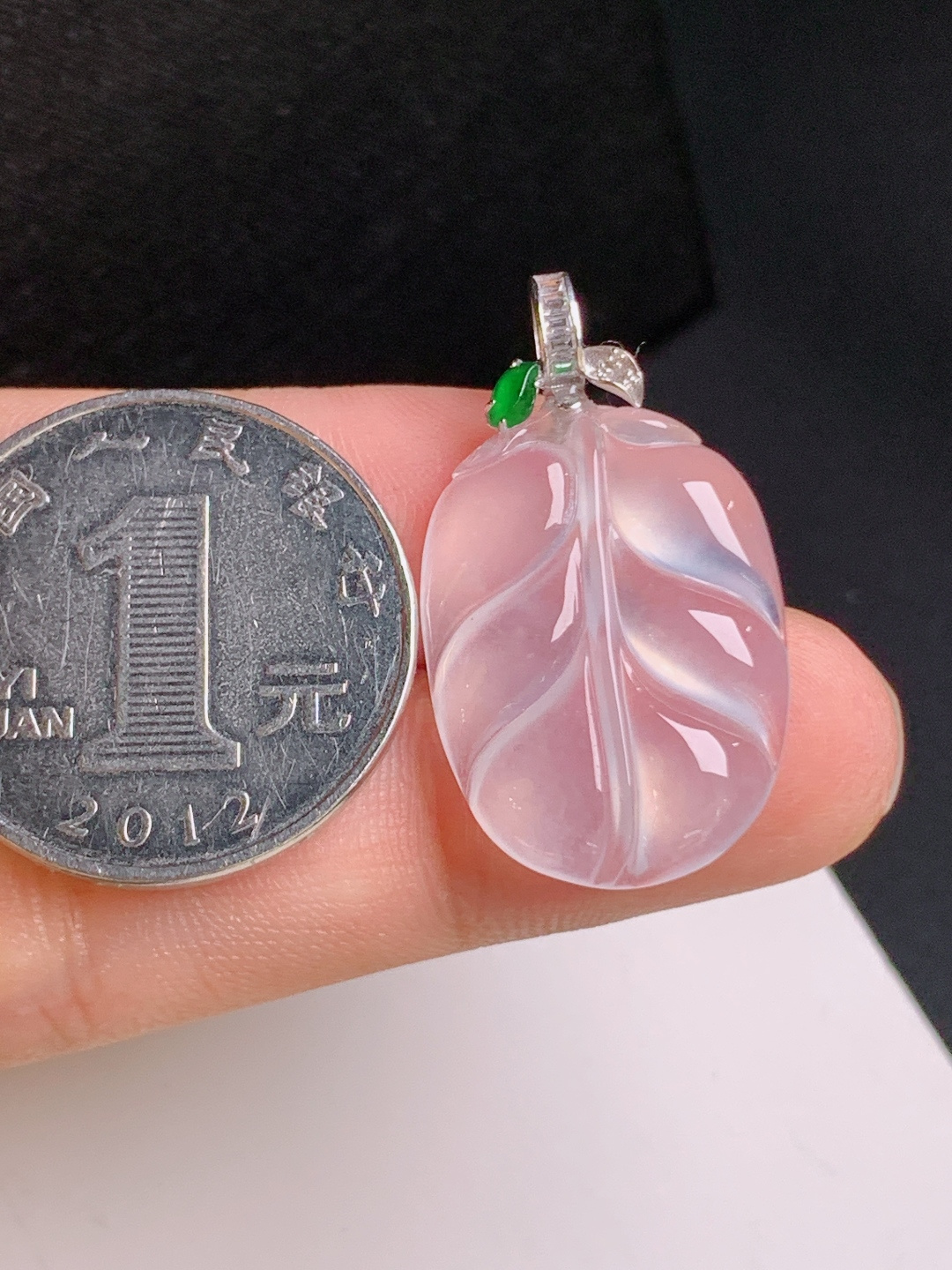 冰种树叶吊坠，胶感十足，莹亮通透，生生不息