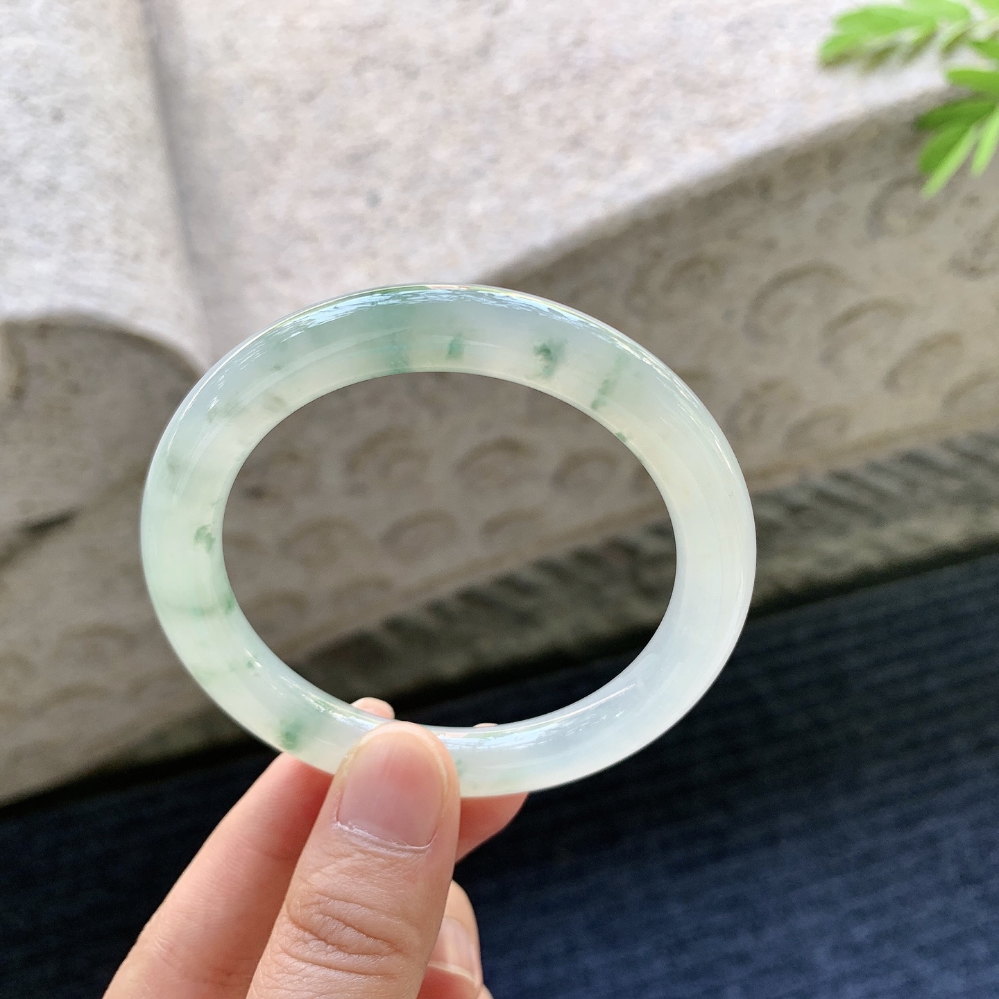 圆条52 53【圈口】53.8/9.2/9【编码】Y011103-1糯冰飘花，水润，种老，细腻，无裂