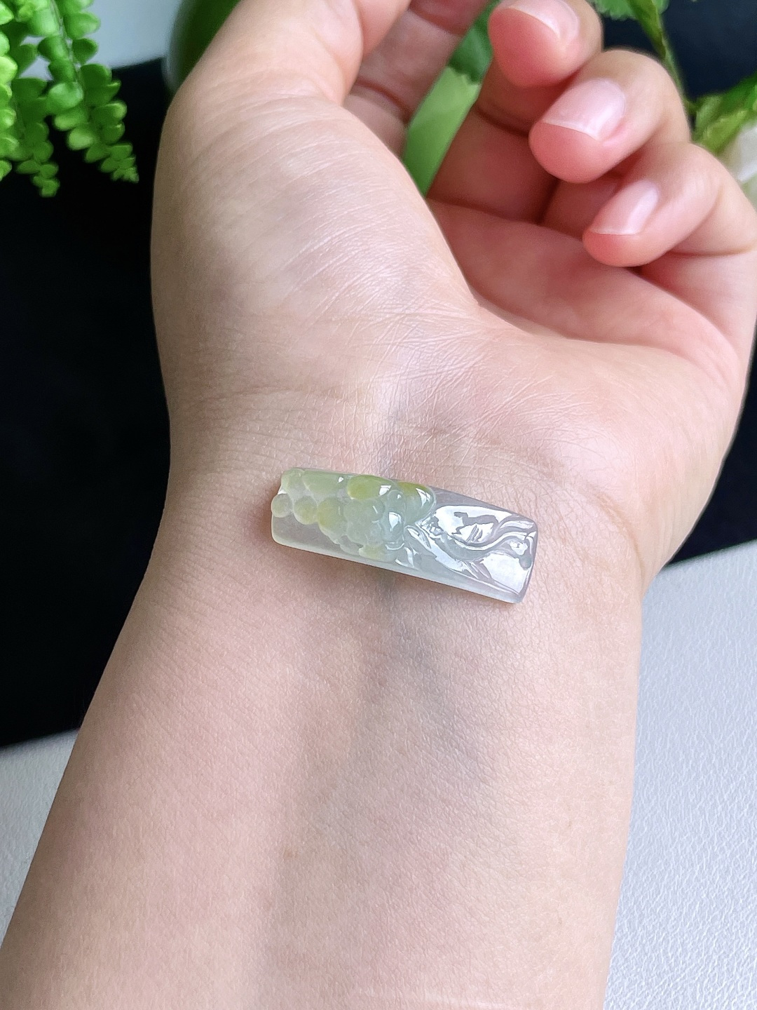 【裸石】冰飘黄翡金鱼年年有余荷花手牌【说明】缅甸 无裂 性比高 厚装【尺寸】29.5-10.5-9.5【重量】4.3克