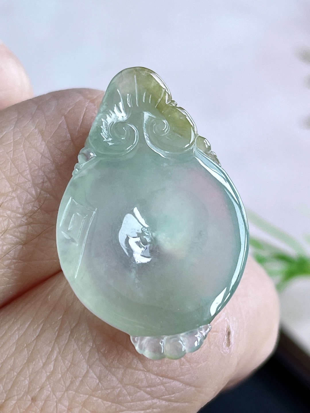【裸石】冰晴水荷花飘黄翡平安扣吊坠【说明】缅甸 无裂 性比高【尺寸】28.3-18.2-5.6【重量】4.2克