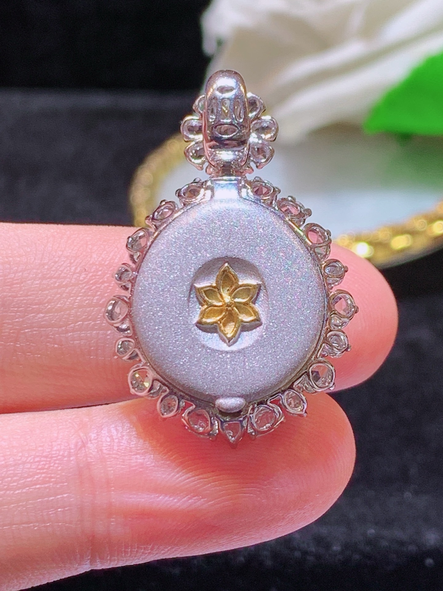 翡翠A货 满绿平安扣吊坠 18k金镶嵌，冰润细腻，佩戴效果出众