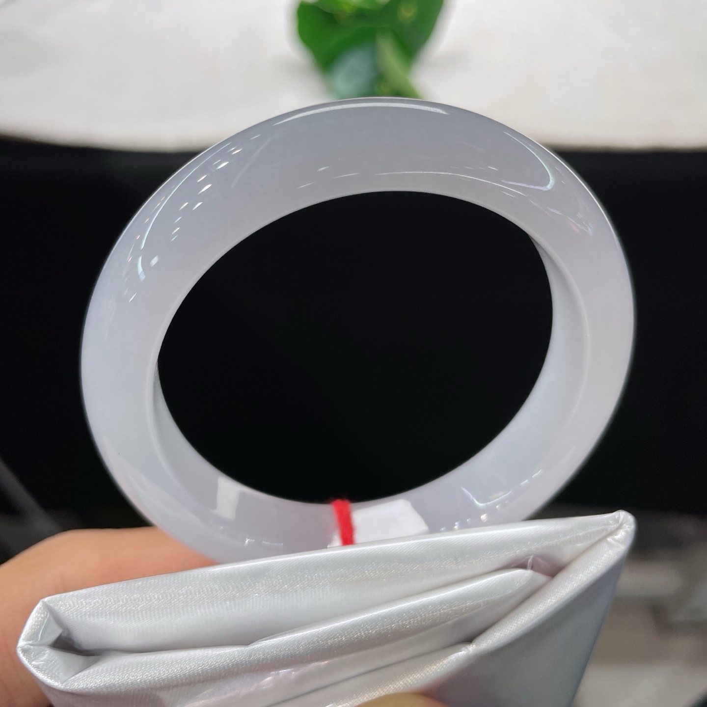 天然翡翠手镯 圈口52.6/11.8/8.2，白冰正圈52/53可戴，素玉环凝月华，清莹不染尘瑕。无裂。